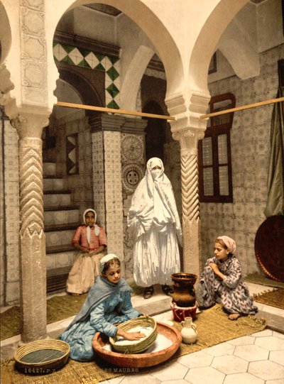 Mujeres Moras Preparando Cuscús en un Patio, Argel, Argelia, c.1899 de Detroit Photographic Co.