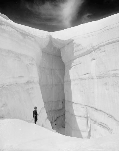 Glaciar Asulkan desde la gruta de hielo, Montañas Selkirk, Columbia Británica, c.1902 (foto en blanco y negro) de Detroit Publishing Co.