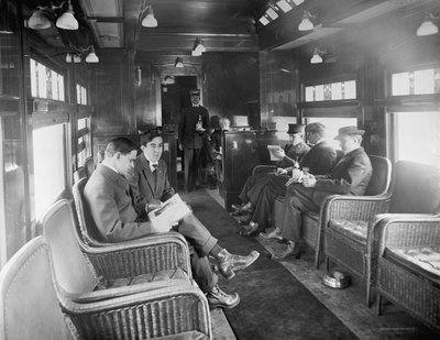 Grupo de hombres viajando en el coche biblioteca buffet en el tren Deluxe Overland Limited, EE.UU., c.1915 de Detroit Publishing Co.