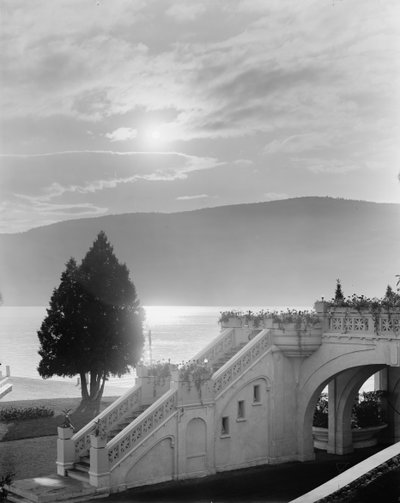 Luz de luna en el Lago George, Hotel Fort William Henry, Lago George, N.Y., c.1900-15 de Detroit Publishing Co.