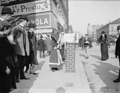 Santa Claus recolectando donaciones para Volunteers of America en Broadway, Nueva York, c. 1903 de Detroit Publishing Co.