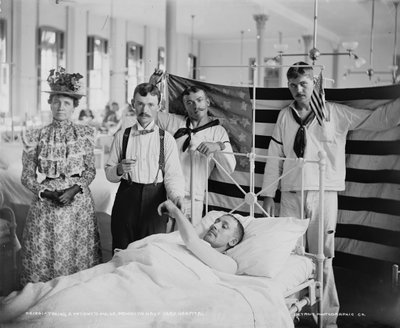 Tomando el pulso de un paciente, Hospital del Astillero Naval de Brooklyn, c.1890-1901 de Detroit Publishing Co.