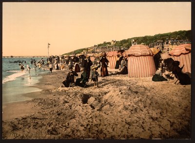 La playa a la hora del baño, Trouville-sur-Mer, Francia, c.1905 (foto coloreada) de Detroit Publishing Co.