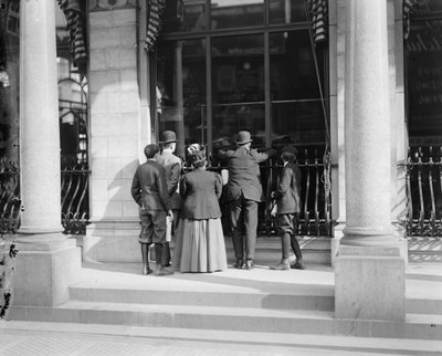 Observando las prensas del Herald, Edificio Herald, Nueva York, N.Y., c.1900-10 de Detroit Publishing Co.