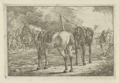 Dos caballos ensillados en un campamento militar de Dirk Langendijk