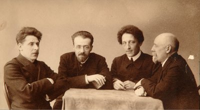 Retrato de grupo de los poetas Alexander (Alexandre) Aleksandrovich Blok (1880-1921), Georgii (George) Chulkov (1879-1939), Konstantin Aleksandrovich Erberg (Siunnerberg, Syunnerberg, Sunnenberg) (1871-1942) y Fyodor Sologub (Fiodor Sologoub, Fiodor Kouzmi de Dmitri Spiridonovich Zdobnov