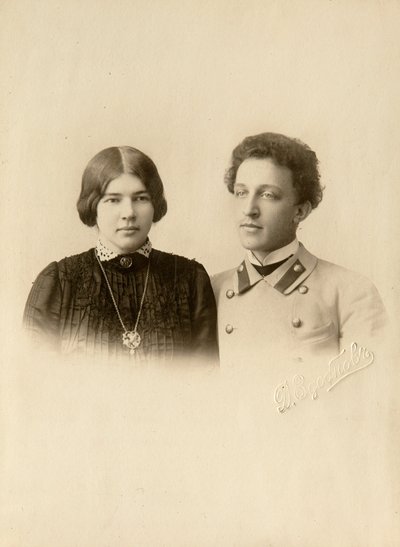 Retrato del poeta Alexander (Alexandre) Aleksandrovich Blok (1880-1921) con su esposa. Fotografía en gelatina de plata de Dmitri Spiridonovich Zdobnov (finales del siglo XIX) de Dmitri Spiridonovich Zdobnov