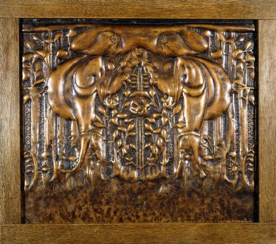 Un panel decorativo de plomo moldeado en alto relieve, que representa dos doncellas estilizadas enfrentadas de Donald McKay Stoddart