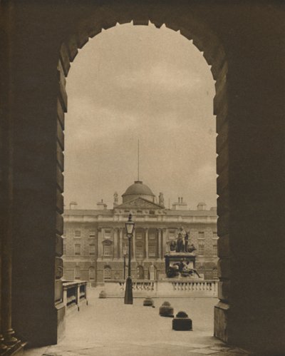 Vista pasajera de Somerset House desde The Strand, c. 1935 de Donald McLeish