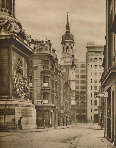 En la base del Monumento de Fish Street Hill, c. 1935 de Donald McLeish