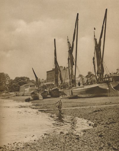 Barcazas varadas en Mortlake con la marea baja, c1935 de Donald McLeish