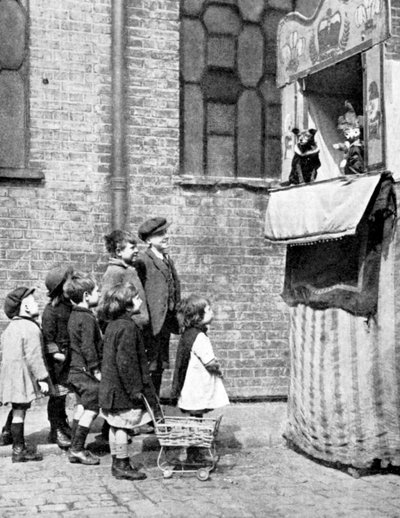 Niños viendo un espectáculo de Punch y Judy en una calle de Londres, 1936 de Donald McLeish