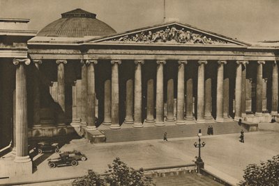 Frente columnado del Museo Británico en el sitio de la antigua Casa Montague, c1935 de Donald McLeish