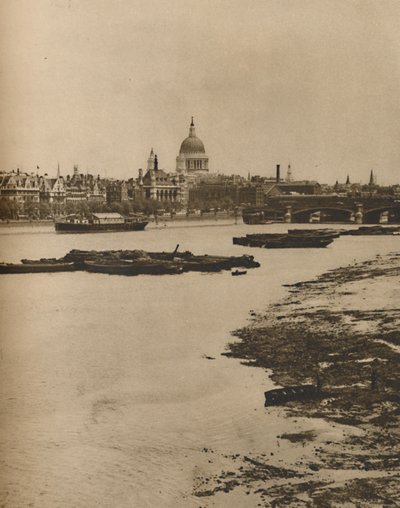 Embankment y Blackfriars desde el extremo sur del puente de Waterloo, c1935 de Donald McLeish