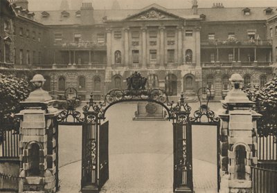 Entrada al Hospital Guys con la Estatua del Fundador en el Centro del Patio, c1935 de Donald McLeish