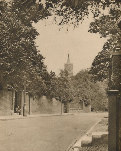 Iglesia de Hampstead desde entre los muros frondosos de Frognal Lane, c. 1935 de Donald McLeish