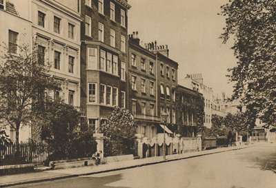 Plaza de Kensington que aún conserva la paz de dos siglos, c1935 de Donald McLeish