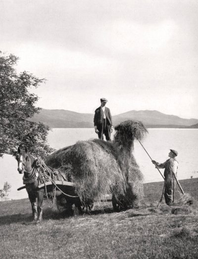 Cargando heno en un carro en las orillas del Lago Lomond, Escocia, 1924-1926 de Donald McLeish
