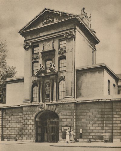 Puerta principal de San Bartolomé, el hospital más antiguo de Londres, c1935 de Donald McLeish