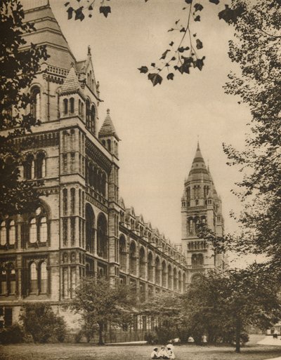 Fachada románica del Museo de Historia Natural, c1935 de Donald McLeish