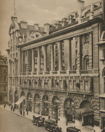 Frente sur del Hotel Piccadilly, erigido en 1908, c1935 de Donald McLeish