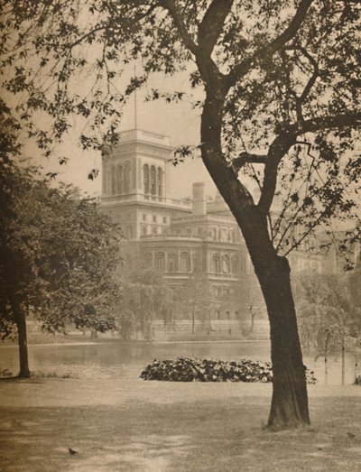 Parque de St. James y el lago mirando hacia la Oficina de Asuntos Exteriores, c1935 de Donald McLeish