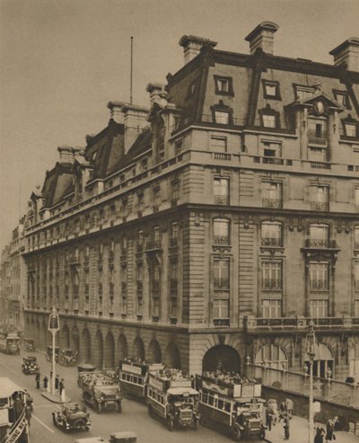 El Ritz en el sitio de los hoteles de muchas generaciones, c1935 de Donald McLeish