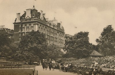 Sección de la calle Villiers del Jardín Victoria y una vista del Hotel Cecil, c. 1935 de Donald McLeish