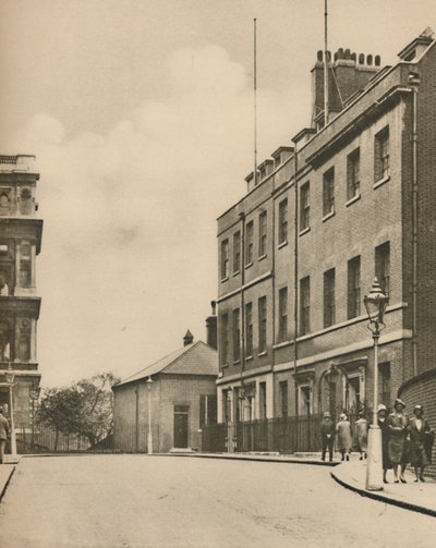 Extremo oeste de Downing Street, No.10 y una vista de la Oficina de Asuntos Exteriores, c1935 de Donald McLeish