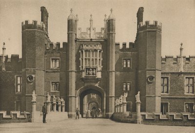 Fachada Oeste de Hampton Court Palace de Wolsey y el Puente Desenterrado, c1935 de Donald McLeish