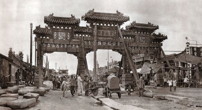Una calle del casco antiguo de Pekín de Donald Mennie