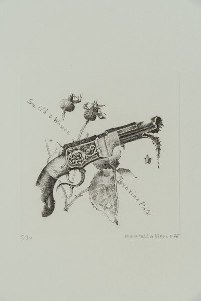 Pistola con cargador Smith and Wesson de Donatella Merlo