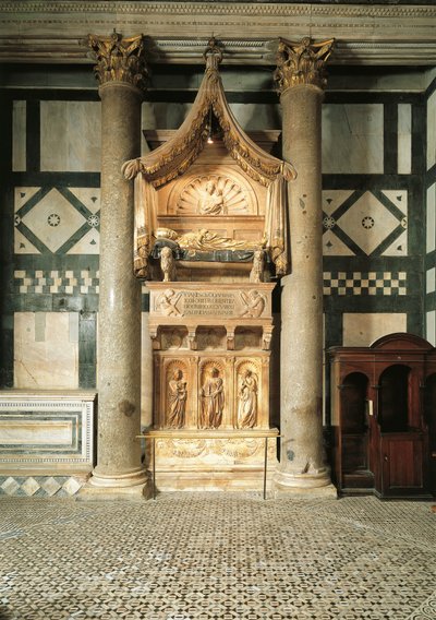 Italia, Toscana, Florencia, baptisterio de San Juan, tumba de mármol diseñada por Donatello y Michelozzo para el cardenal Baldassarre Coscia, antipape con el nombre de Juan XXIII. de Donatello