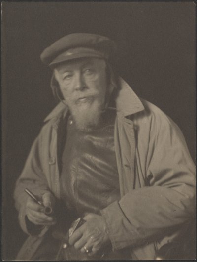 [Hombre barbudo con gorra y pipa (probablemente un viejo capitán de barco)] de Doris Ulmann