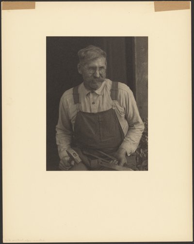 [James Duff, A Fiddler, Hazard, Kentucky, Holding Tools] de Doris Ulmann