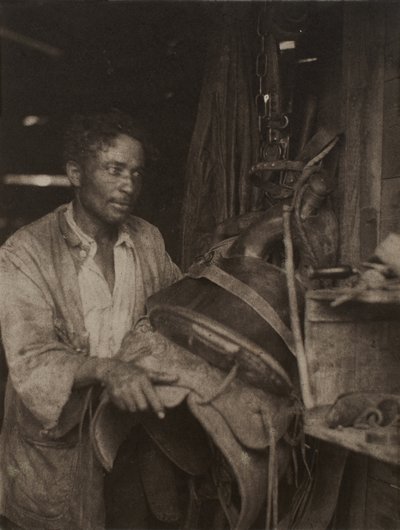 Hombre con una silla de montar, c.1920 (impresión en platino) de Doris Ulmann