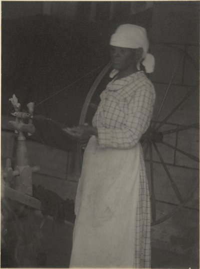 Mujer en la rueca de Doris Ulmann