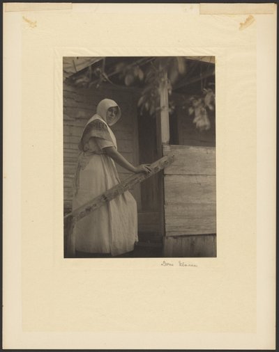 [Mujer joven subiendo escaleras] de Doris Ulmann