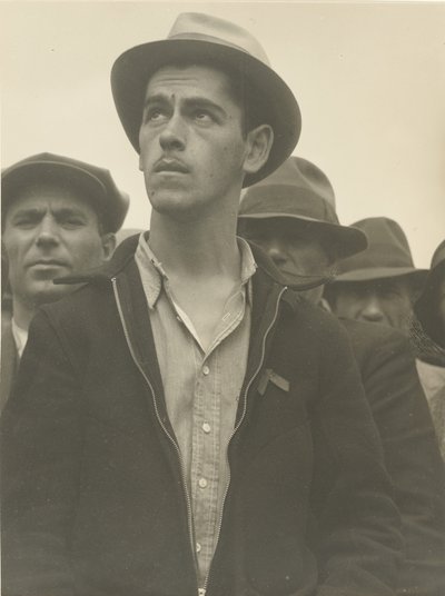 Street Meeting, San Francisco / "Aquí sobrevive la democracia" / "¿Qué nos espera" de Dorothea Lange