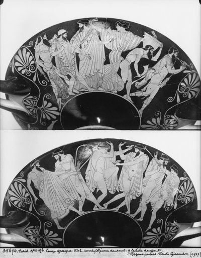 Copa de figuras rojas áticas que representa a Dionisos llevando a Hefesto de regreso al Monte Olimpo, c.480 a.C. de Douris