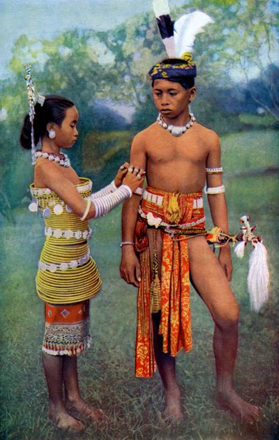 Jóvenes Iban o Sea Dayaks en traje de gala, Borneo, 1922 de Dr Charles Hose