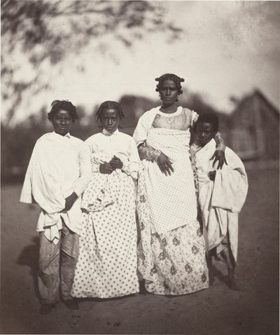 Mujer Malgache y Sus Hijos (Placa 3) de Désiré Charnay