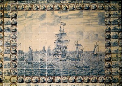 Panel de azulejos de Delft del baño que representa una escena de navegación (faience) de Dutch School