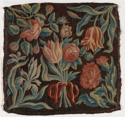 Funda de cojín de tapicería con tulipanes, etc., posiblemente fabricada en Holanda. de Dutch School