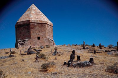 Mausoleo anónimo en el cementerio antiguo de Dynasty Seljuq