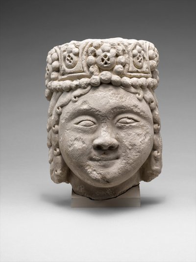 Cabeza de una Figura con un Tocado de Cuentas de Dynasty Seljuq