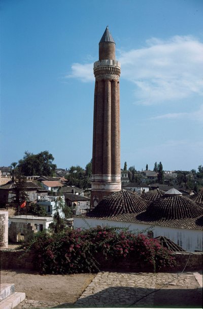 Vista del minarete canelado de la Mezquita Yivli (1230) de Dynasty Seljuq