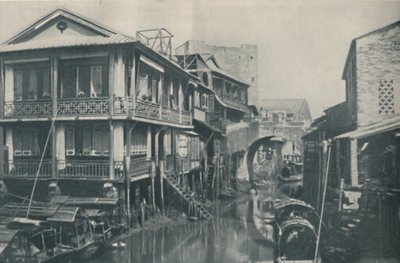 Aguas contaminadas bajo un puente que conduce a hogares desagradables de pobreza y dolor, c1935 de ENA