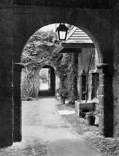 Antiguo tribunal en el recinto de la Catedral de Exeter, Devon, 1924-1926 de E. Bastard