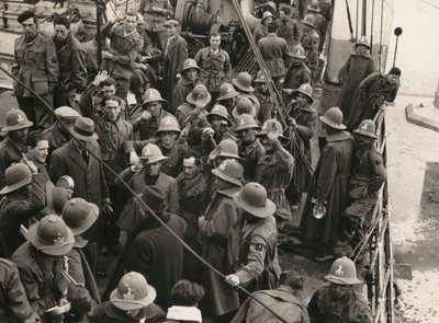 Álbum "MVSN- Camisas Negras": Trabajadores fascistas, enmarcados en Centurias, partiendo hacia el AOI (África Oriental Italiana) a Génova de E. Binelli